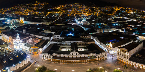 Fototapeta na wymiar Nocturnal Quito
