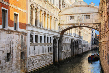 Fototapeta na wymiar Ponte dei Sospiri (Bridge of Sighs) in Venice, Italy.