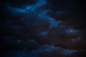 Fototapeten Schwarze Sturmwolke in der Nacht, dunkler Himmel und schwarze Wolken mit hohem Kontrast © peangdao