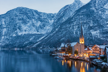 Hallstatt, Österreich, zur blauen Stunde im Winter