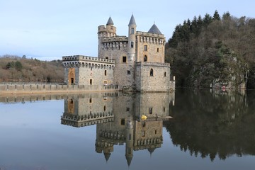 Obraz premium CHATEAU DE LA ROCHE SUR LA LOIRE - SAINT PRIEST LA ROCHE - ROANNAIS - LOIRE - FRANCE