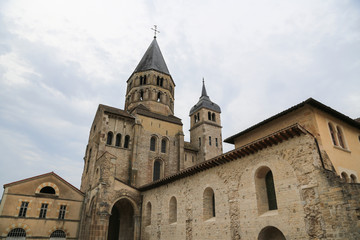 Fototapeta na wymiar Burgund, Frankreich: Glocken- und Uhrenturm der Abteikirche von Cluny