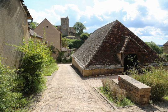 Burgund, Frankreich: Mittelalterliches Dorf Brancion mit Blick auf die Burganlage