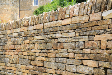 Mediterrane Gartengestaltung: Mauer aus Bruchsteinen als Grundstücksbegrenzung