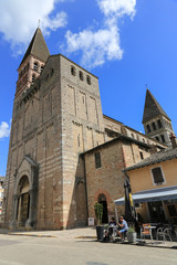 Burgund: Westfassade der romanischen Kirche Saint Philibert in Tournus