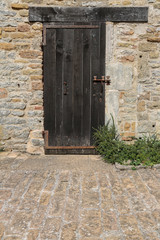 Provence: Alte Tür in einer Hausmauer aus Bruchsteinen