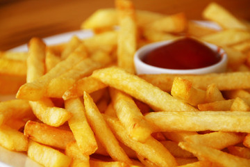 batatas fritas, french fries, close up, batatas fritas com molho ketchup em close, prato branco