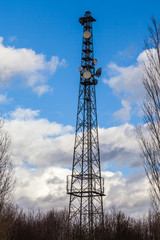 Funkmast ragt in den blauen Himmel