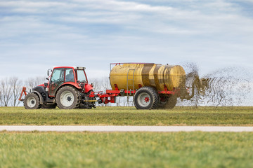 Bauer fährt mit Traktor und Odelwagen