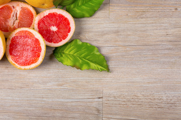 table top view of sliced grapefruit on wooden table  Editar