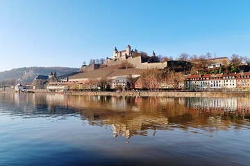 W&uuml;rzburg: Festung Marienberg, im Main gespiegelt