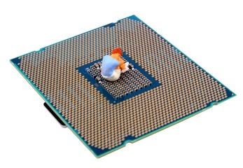 cpu microprocessore del computer con persona immersa nella tecnologia di tutti i giorni
