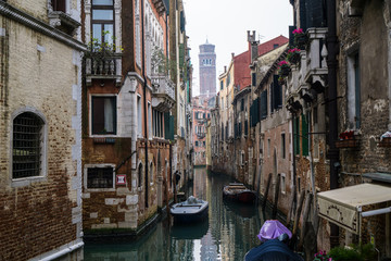 Fototapeta na wymiar Canals in Venice 2