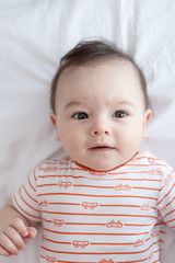 Beb&eacute; simp&aacute;tico con body de rayas 