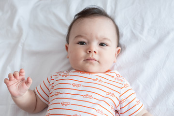 Beb&eacute; simp&aacute;tico con body de rayas 17