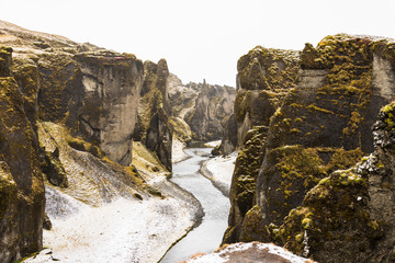 Paisaje de montañas nevadas en Islandia