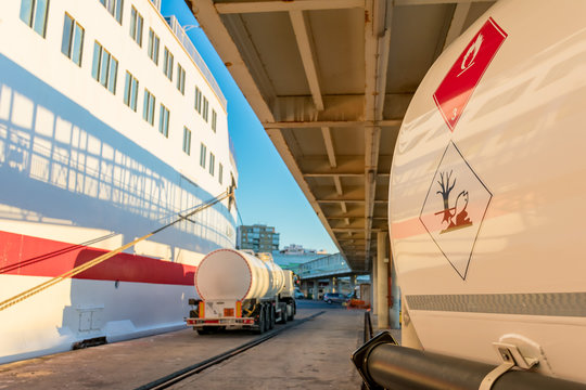 Camion cisterna de combustible