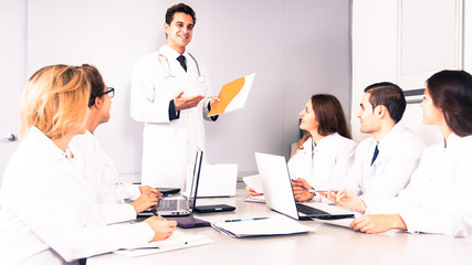 Obraz premium doctor chief speech at meeting in office