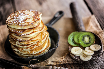 piles de pancakes bananes et kiwis