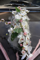 Blumenschmuck auf einem Auto