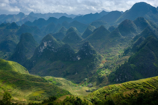 Panorama sur les pitons de calcaire, province de Ha giang, Vietnam