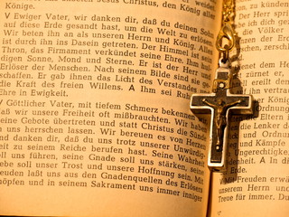 Altes aufgeschlagenes Gebetsbuch mit Kreuz
