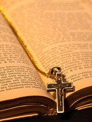 Aufgeschlagenes Gebetsbuch mit Kreuz im Hochformat