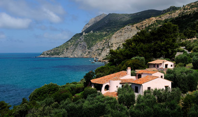 Fototapeta na wymiar Villa mediterranea nel paesaggio della costa italiana