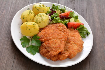 kotlet z ziemniakami i surówką