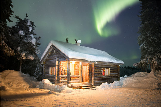 Hütte mit Nordlicht