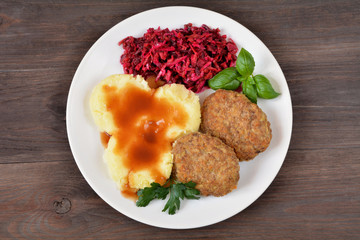 kotlety mielone z ziemniakami, sosem i surówką