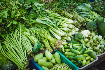 Frisches grünes Gemüse auf einem Markt in Thailand Asien