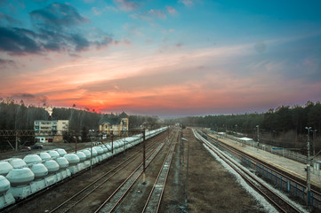 Fototapeta na wymiar Zachód słońca przy torach kolejowych, Małogoszcz