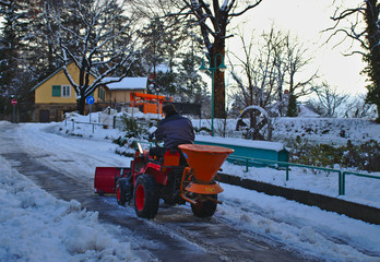Streufahrzeug, Schiebefahrzeug, Winter, schneebedeckte Straße