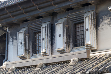 小江戸川越、重厚な蔵の扉と鉄格子