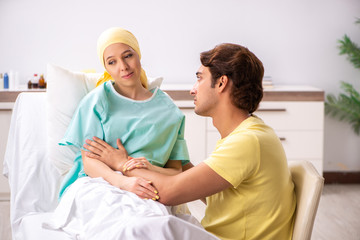 Obraz premium Husband looking after wife in hospital