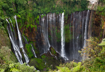 Obraz premium Wasserfall von oben