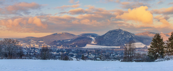 Das Siebengebirge im Winter, Panorama - obrazy, fototapety, plakaty