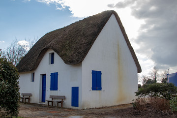 Fototapeta na wymiar Whitewashed house with thatched roof