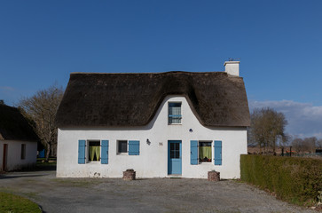 Fototapeta na wymiar Whitewashed house with thatched roof