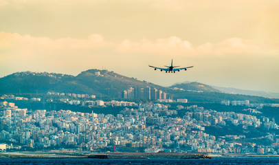 Fototapeta premium Samolot na ostatnim podejściu do międzynarodowego lotniska w Bejrucie w Libanie