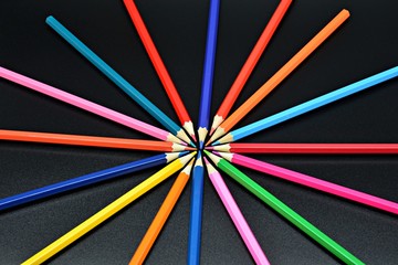 Lápices de colores dispuestos en rueda