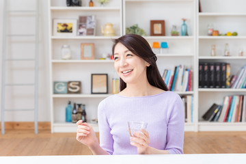 水を飲む女性