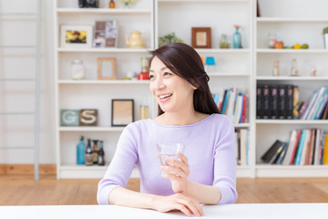 水を飲む女性