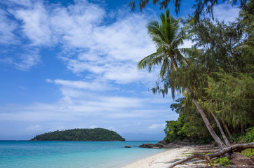 Fototapeta na wymiar Philippine Beach with White Sand and Palm Trees - Bonbon island, Romblon