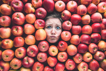 Frau mit Äpfeln , Konzept für Lebensmittelindustrie. Gesicht von lachende Frau in Apfel flache.