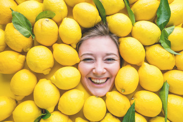 Frau mit Zitronen , Konzept für Lebensmittelindustrie. Gesicht von lachende Frau in Zitronen...