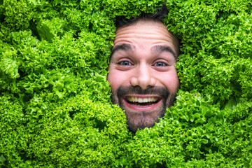 Mann mit Salt , Konzept für Lebensmittelindustrie. Gesicht von lachenden mann  in Salat Fläche.