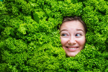Frau mit Salat , Konzept für Lebensmittelindustrie. Gesicht von lachende Frau in Salat flache.