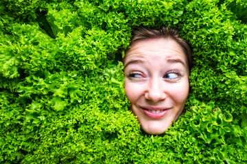 Frau mit Salat , Konzept für Lebensmittelindustrie. Gesicht von lachende Frau in Salat flache.
